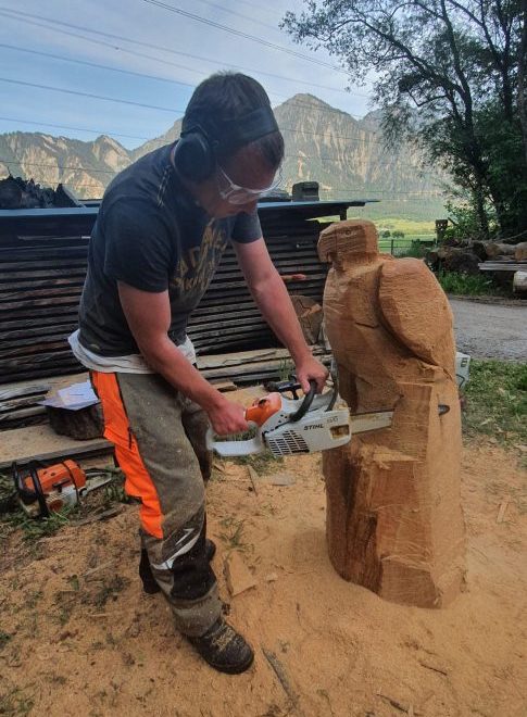 Detailarbeit an einer Holzskulptur im 2-Tageskurs