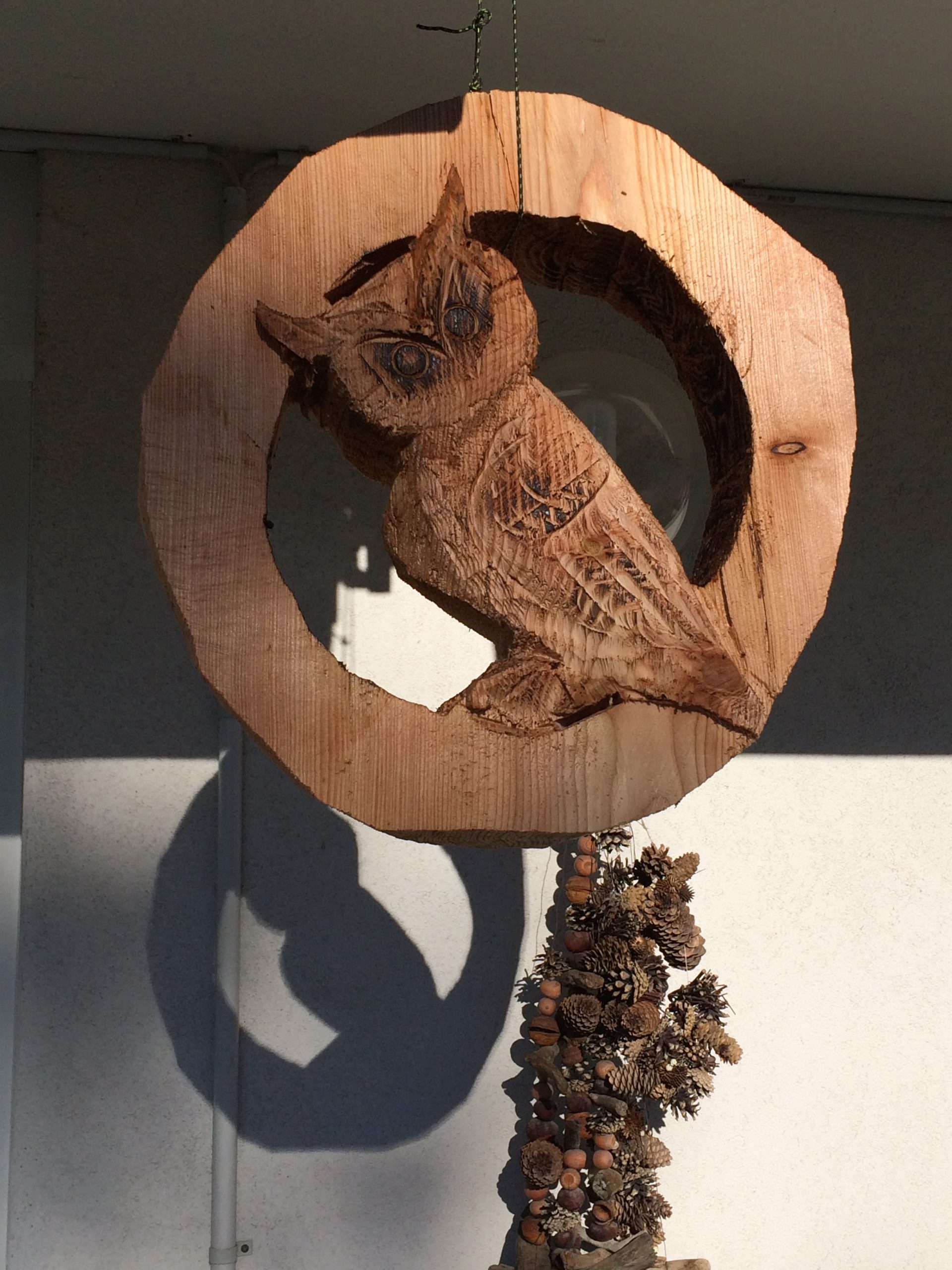 Werkstatt mit Holzspänen und Werkzeug