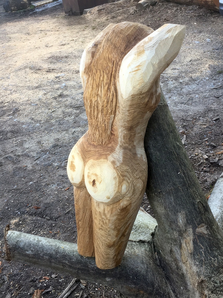 Fertige Holzskulptur im Freien