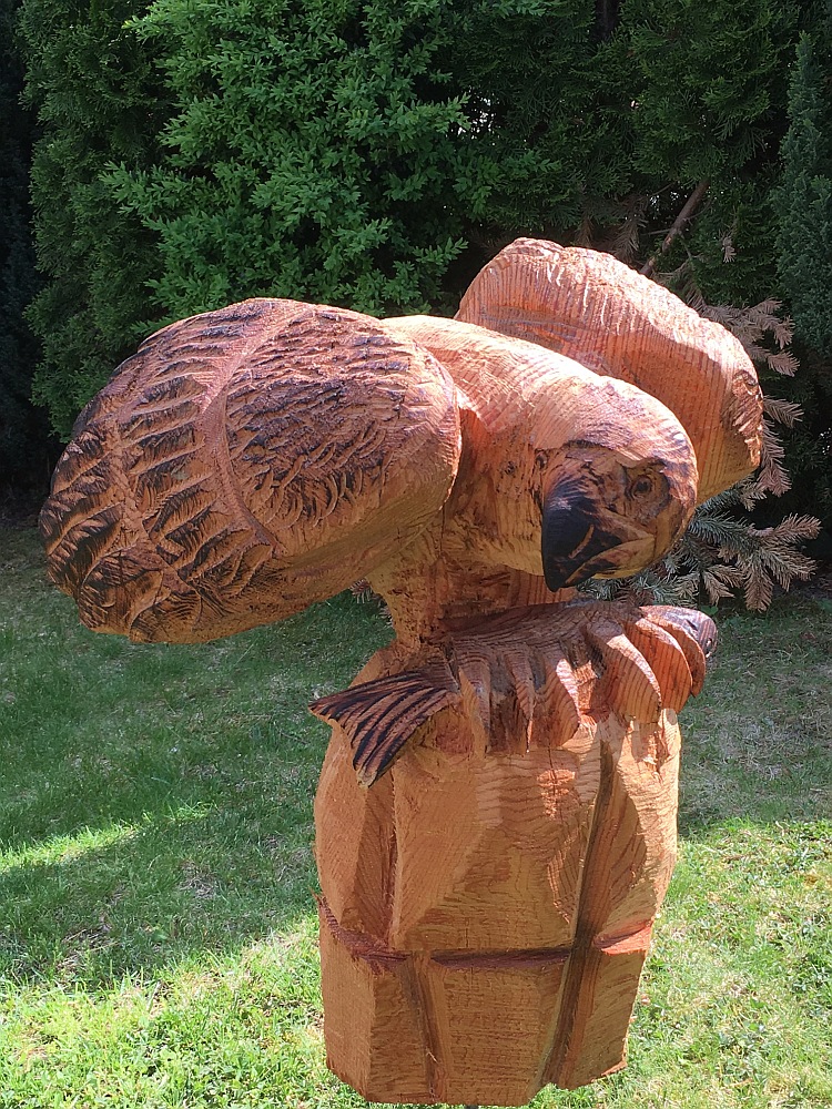 Holzskulptur mit sichtbaren Jahresringen